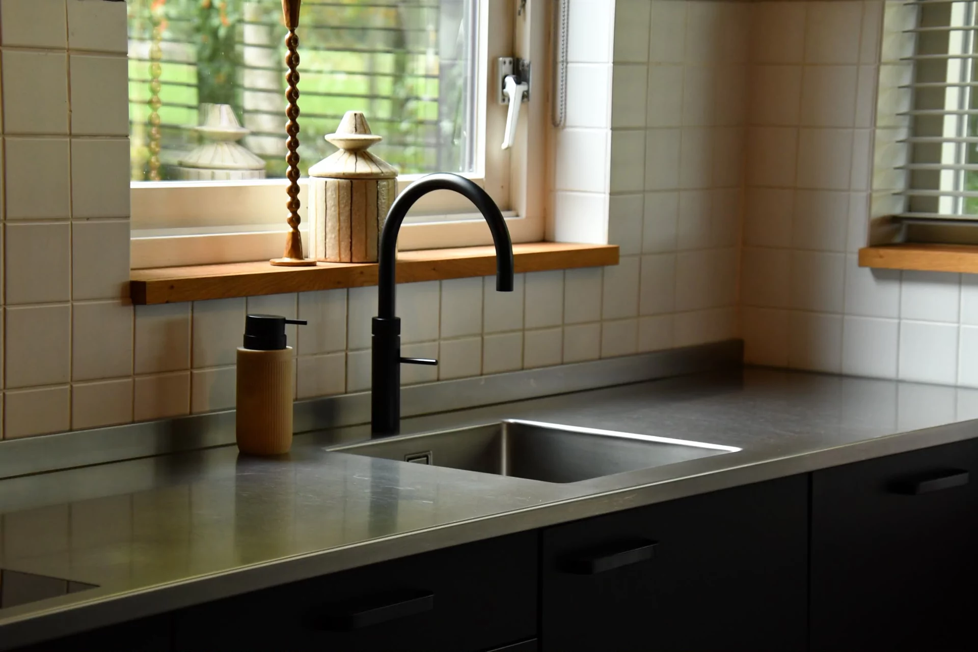 Wij werken met een breed scala aan hoogwaardige metaalsoorten, waaronder staal, roestvast staal (RVS), aluminium, sendzimir en Corten. Elk metaal heeft unieke eigenschappen die wij optimaal benutten om aan specifieke projectvereisten te voldoen.