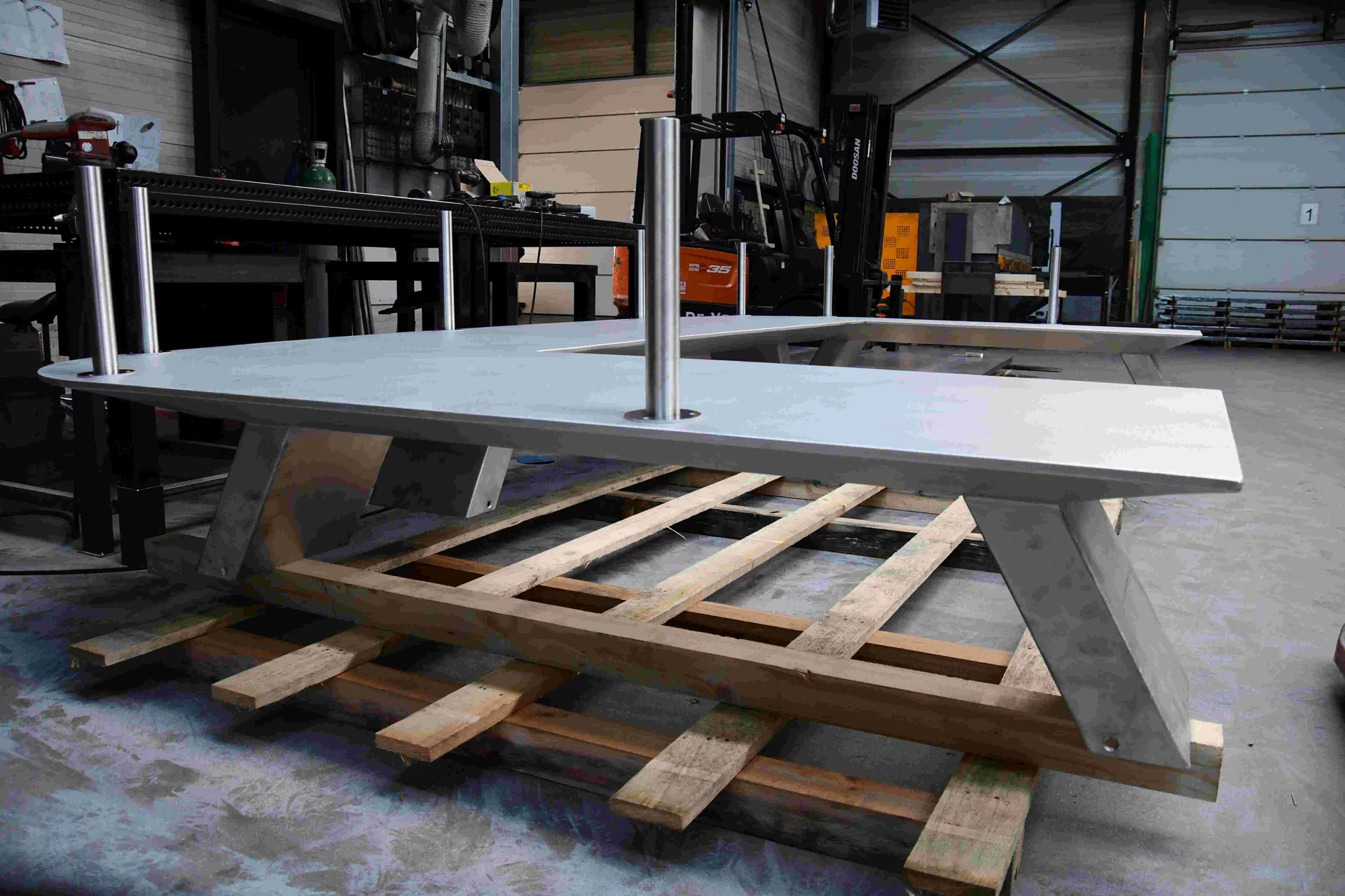 Wij werken met een breed scala aan hoogwaardige metaalsoorten, waaronder staal, roestvast staal (RVS), aluminium, sendzimir en Corten. Elk metaal heeft unieke eigenschappen die wij optimaal benutten om aan specifieke projectvereisten te voldoen.