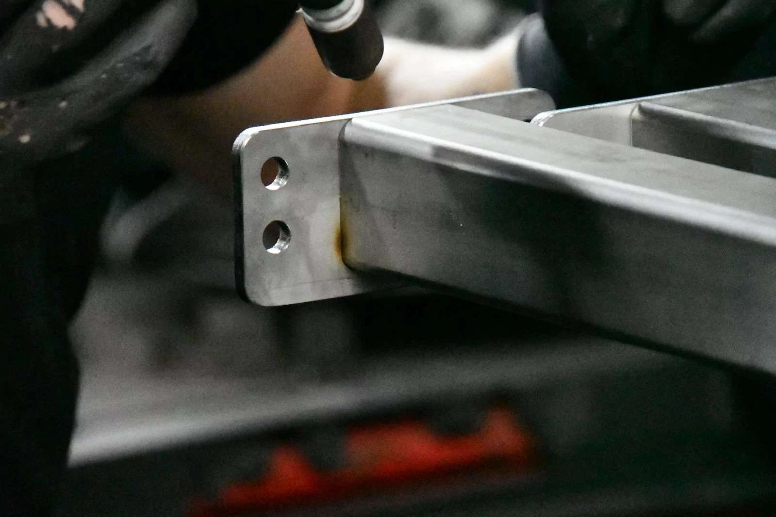Lassen van metalen platen op kokers