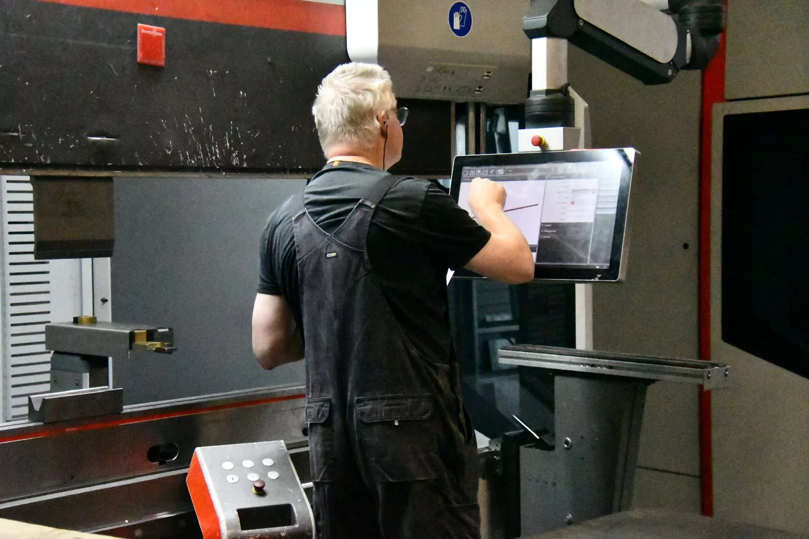 Programmeren van metalen onderdelen aan de machine