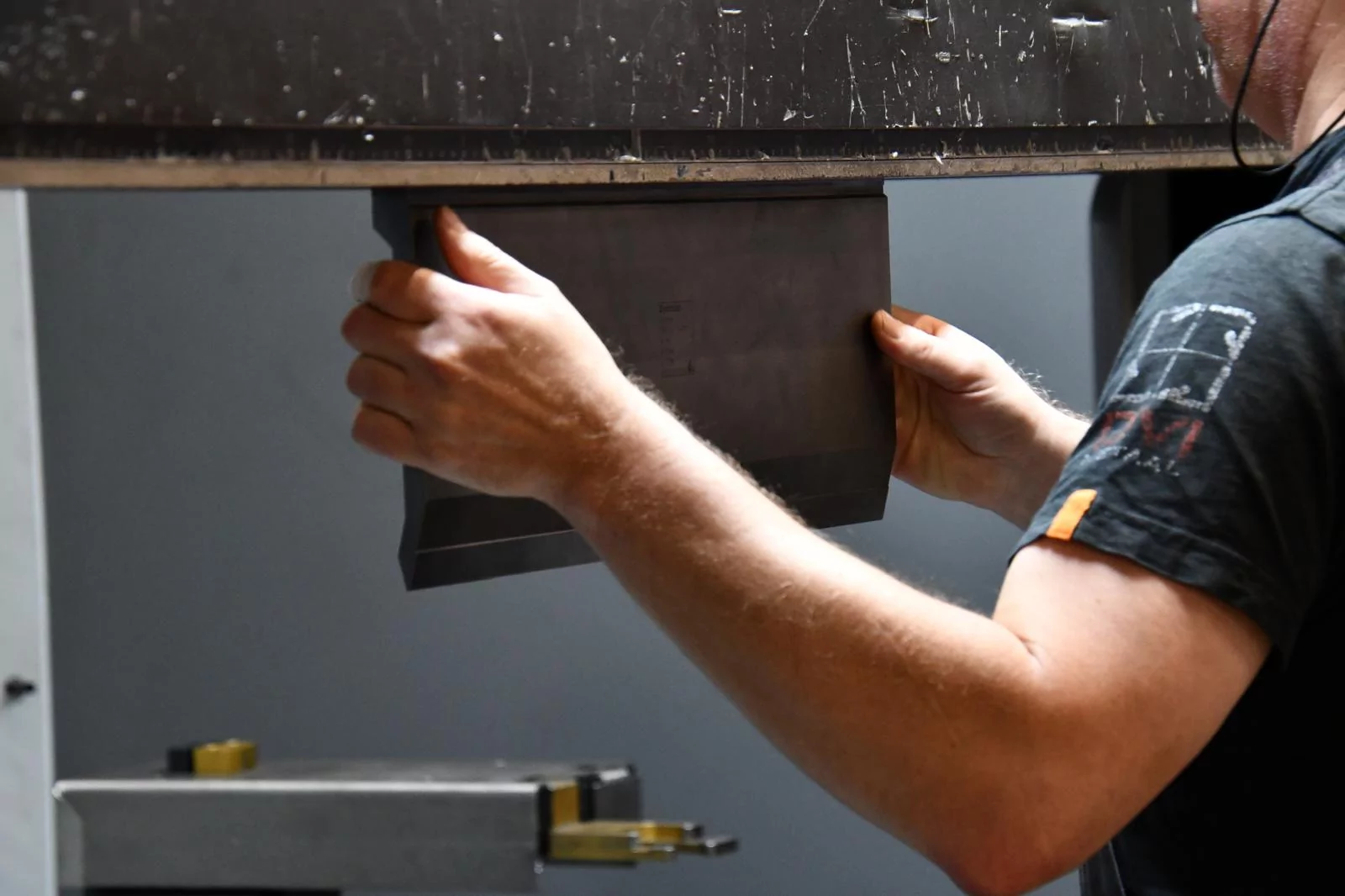 Zetten/ kanten van metalen platen